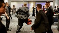 Petugas Secret Service AS berjaga di perimeter keamanan selama acara penting di Washington D.C., serupa dengan lokasi White House Correspondents' Dinner.