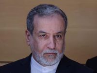 Kapal tanker melintasi perairan Selat Hormuz yang strategis, antara Iran dan Oman.