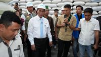 Menteri Pertanian RI Andi Amran Sulaiman (kiri) bersama Direktur Utama BULOG Ahmad Rizal (kanan) meninjau langsung stok pangan di gudang BULOG Jawa Timur, memastikan ketersediaan pasokan nasional aman.