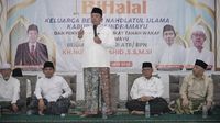 Menteri ATR/BPN Nusron Wahid saat menyerahkan sertifikat tanah wakaf kepada perwakilan pengurus Nahdlatul Ulama di Indramayu, menegaskan komitmen pemerintah dalam legalisasi aset keagamaan untuk kemaslahatan umat.