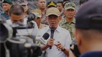 Menteri ESDM Bahlil Lahadalia saat melakukan inspeksi lapangan, menegaskan komitmen pemerintah dalam menindak tegas praktik pertambangan ilegal.