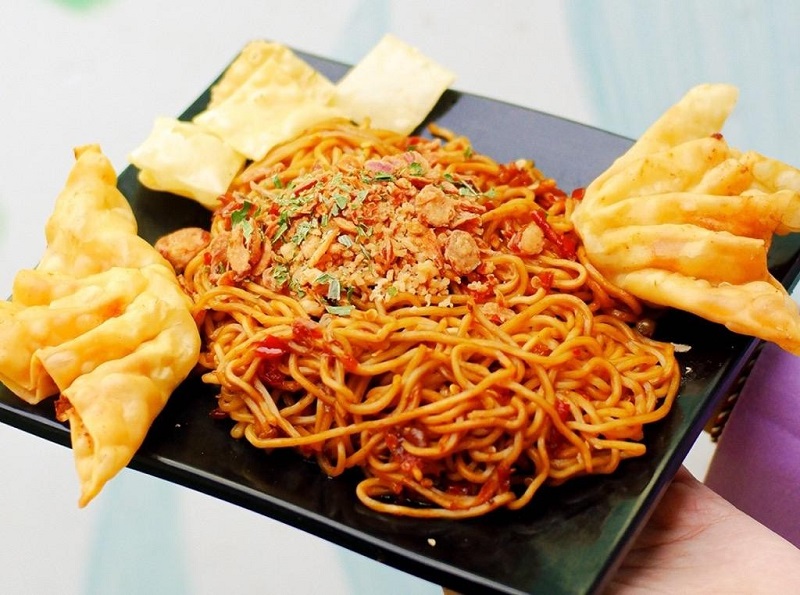 Salah satu gerai Mie Gacoan yang selalu ramai, menunjukkan tingginya minat konsumen terhadap brand kuliner pedas ini.