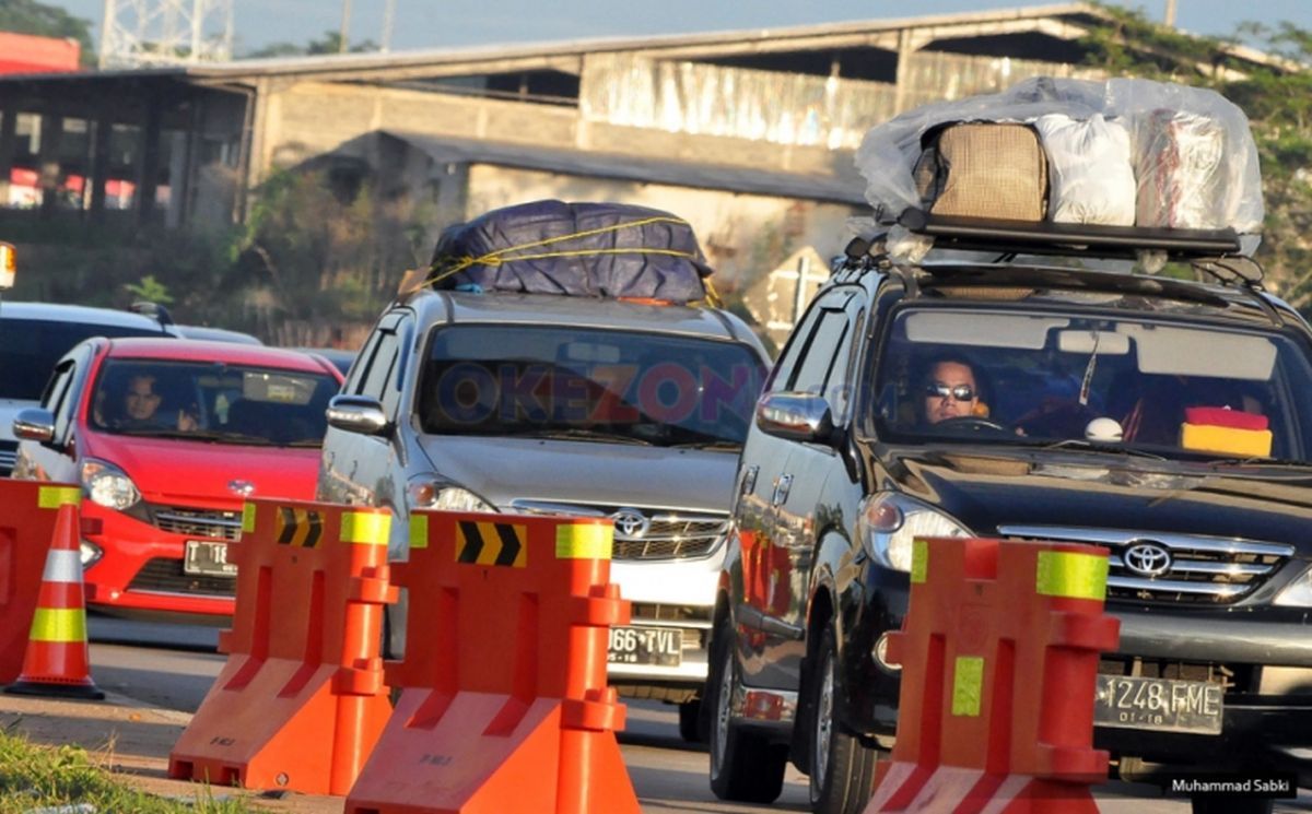 Petugas kepolisian mengawasi arus lalu lintas di jalur mudik. Rekayasa one way dan contraflow akan menjadi andalan Polri untuk mengatasi kepadatan pada Lebaran 2026.