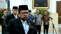 M. Qodari, Kepala Bakom, saat menyampaikan pandangannya mengenai perbedaan regulasi antara media massa dan media sosial.