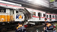 Petugas kepolisian melakukan olah tempat kejadian perkara (TKP) di lokasi tabrakan kereta api di Bekasi untuk mengumpulkan bukti dan menganalisis penyebab insiden.