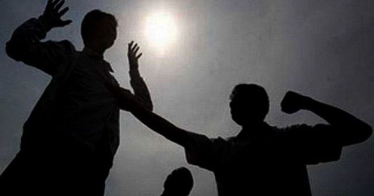 Rekaman video amatir menunjukkan insiden baku hantam antara pengendara sepeda motor dan sopir angkutan kota di Jalan H. Bokir Bin Dji'un, Kramat Jati, Jakarta Timur, yang viral di media sosial.