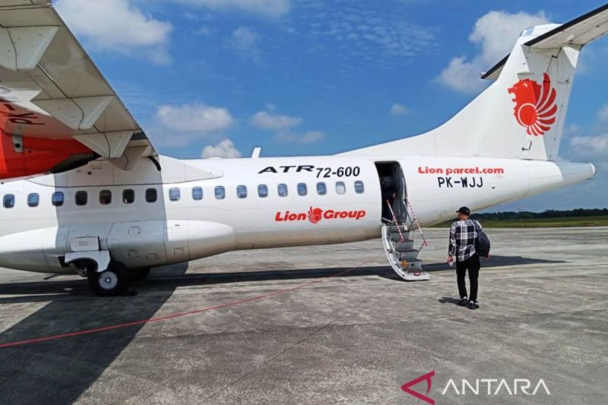 Pesawat komersial bersiap lepas landas dari Bandara Sultan Aji Muhammad Sulaiman Sepinggan, Balikpapan, salah satu pintu gerbang utama di Kalimantan Timur yang mendukung dominasi angkutan udara.