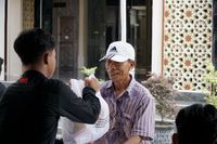 Antusiasme warga saat membeli kebutuhan pokok dengan harga terjangkau dalam program Pasar Murah yang diselenggarakan oleh PT Pertamina.