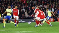 Gelandang Arsenal menunjukkan ekspresi kecewa setelah kekalahan timnya dari Southampton di ajang Piala FA, menandai kegagalan mereka mempertahankan gelar.