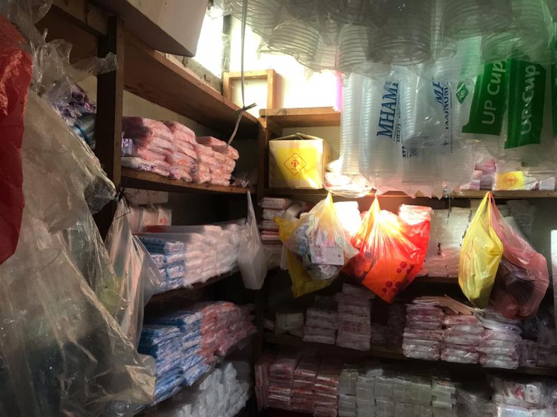 Tumpukan limbah plastik yang menunjukkan pentingnya material ini dalam kehidupan sehari-hari, kini terancam oleh kenaikan harga bahan baku nafta akibat gejolak geopolitik.