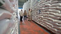 Presiden Prabowo Subianto (tengah) meninjau langsung fasilitas penyimpanan beras di gudang BULOG Magelang, memastikan kesiapan distribusi untuk menjaga stabilitas pangan nasional.