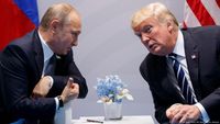 Presiden Rusia Vladimir Putin (kiri) dan Presiden Amerika Serikat Donald Trump (kanan) dalam pertemuan sebelumnya. Keduanya dilaporkan berdialog via telepon selama 90 menit membahas Ukraina dan Iran.