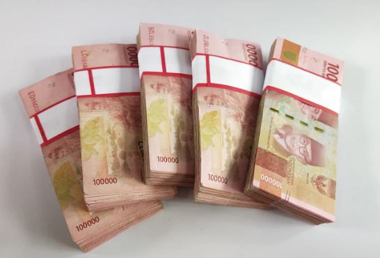 Pergerakan nilai tukar rupiah terhadap dolar AS di layar monitor menunjukkan pelemahan signifikan, mencerminkan volatilitas pasar keuangan.