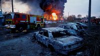 Puing-puing bangunan dan tim penyelamat bekerja di lokasi terdampak setelah gelombang serangan rudal Rusia yang menghantam sejumlah wilayah Ukraina pada Sabtu (25/4).