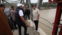 Tim Satgas PRR sedang melakukan survei dan perbaikan jalan serta jembatan di salah satu lokasi terdampak bencana di Sumatera.