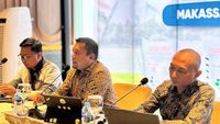 Petani sedang memupuk tanamannya di lahan pertanian, menggambarkan pentingnya ketersediaan pupuk bersubsidi untuk mendukung produktivitas pertanian di Indonesia Timur.