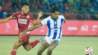 Gelandang Persib Bandung, Thom Haye (kanan), saat memberikan umpan terobosan yang berbuah gol Ramon Tanque ke gawang Semen Padang dalam lanjutan Liga 1 di Stadion GBLA, Sabtu (18/5).