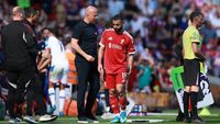 Mohamed Salah terlihat memegangi kakinya saat pertandingan melawan Crystal Palace, memicu kekhawatiran serius akan cedera dan masa depannya di Liverpool.