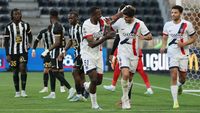 Bek Paris Saint-Germain, Presnel Kimpembe (kiri), saat mencetak gol pembuka ke gawang Angers dalam lanjutan Liga Prancis.