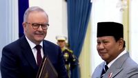 Perdana Menteri Australia Anthony Albanese (kiri) saat melakukan panggilan telepon dengan Presiden RI Prabowo Subianto (kanan), membahas kerja sama strategis termasuk ekspor pupuk urea.