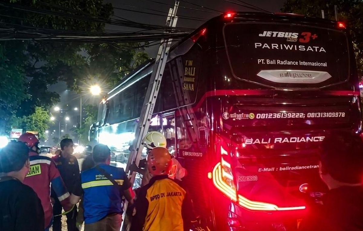 Tiang listrik yang roboh di Jalan Mangga Besar, Jakarta Barat, menyoroti masalah penumpukan kabel optik dan infrastruktur yang menua.