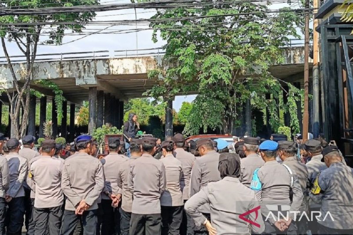 Personel gabungan Polda Kaltim bersiap siaga untuk pengamanan unjuk rasa di Samarinda.