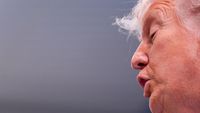 Mantan Presiden Donald Trump bereaksi di hadapan awak media dalam sebuah acara publik, serupa dengan insiden di Dinner Wartawan Gedung Putih yang memicu kontroversi.
