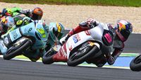Veda Ega Pratama saat berlaga di Sirkuit Jerez, Moto3 GP Spanyol. Ia menunjukkan potensi besar meskipun menghadapi tantangan kualifikasi yang ketat.