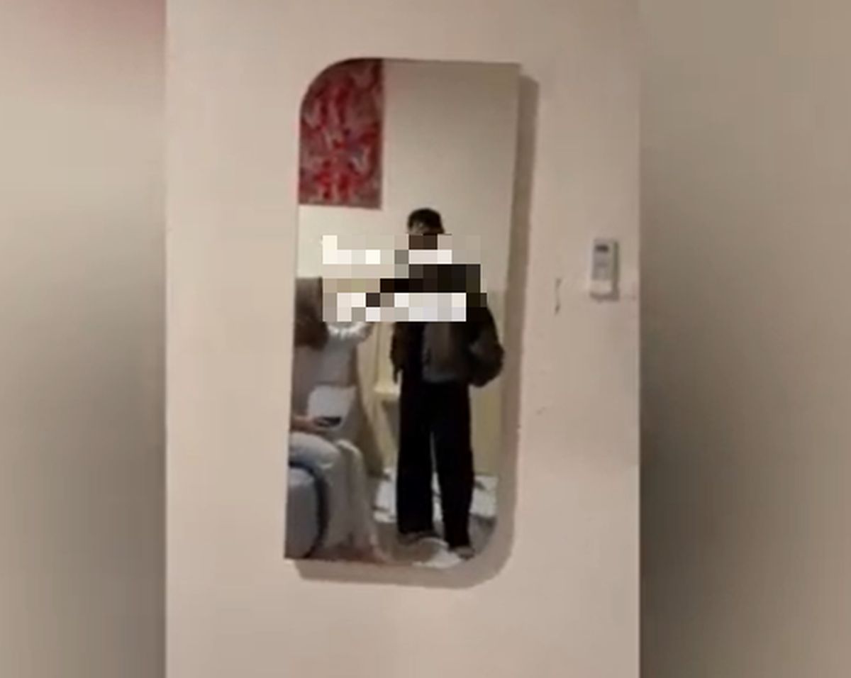Petugas kepolisian melakukan pemeriksaan terhadap barang bukti digital dalam kasus video intim viral.