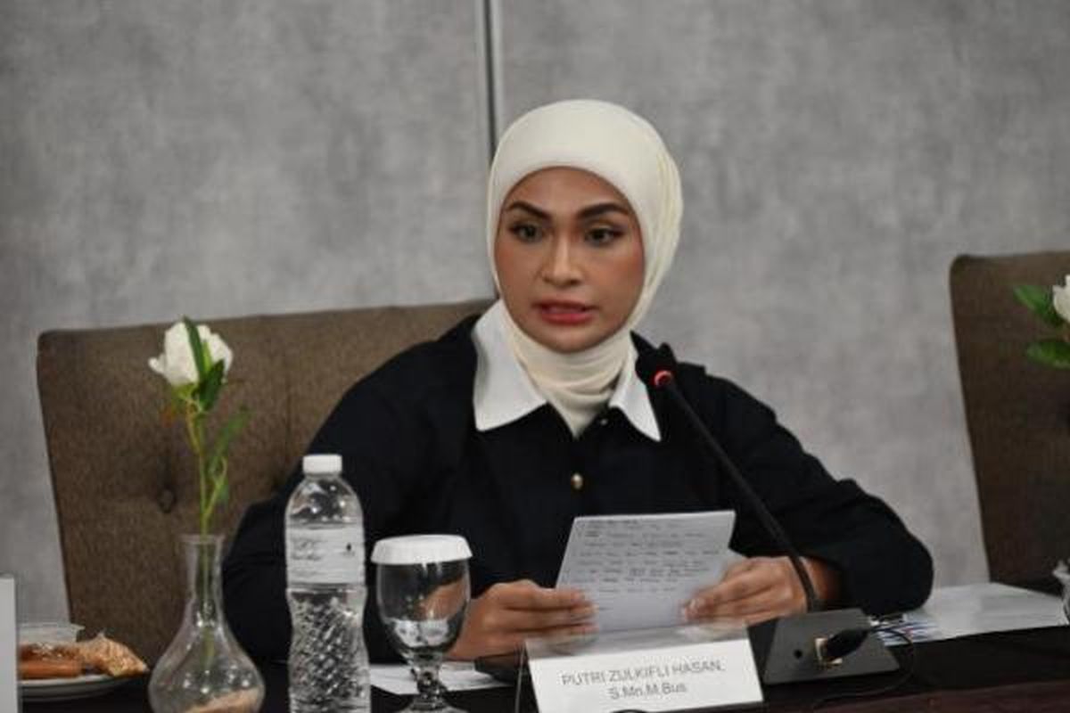 Wakil Ketua Komisi XII DPR Putri Zulkifli Hasan mengapresiasi langkah pemerintah menahan harga BBM dan menyerukan kewaspadaan terhadap penimbunan.