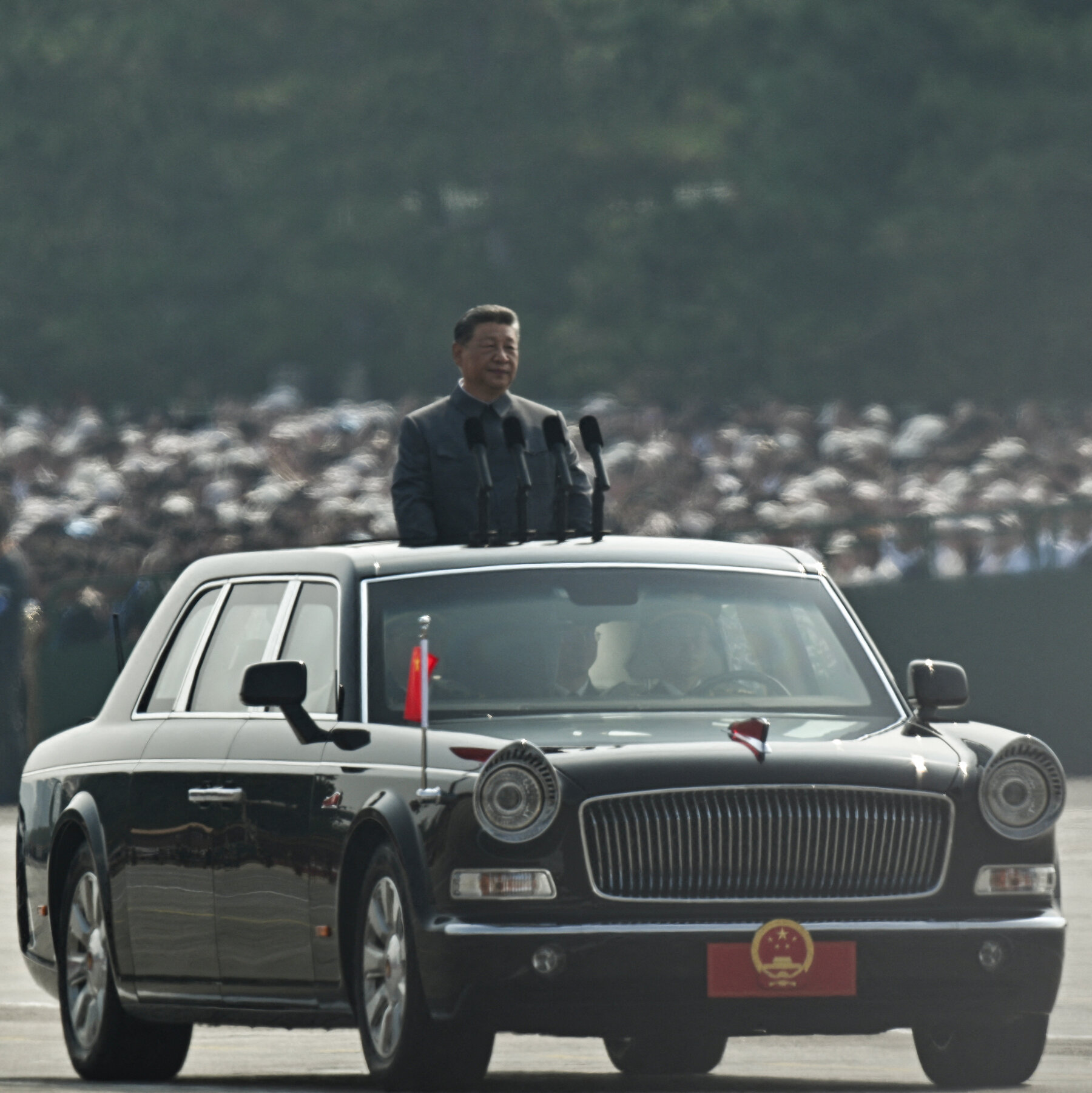 Presiden Xi Jinping (tengah) meninjau pasukan Angkatan Darat Pembebasan Rakyat (PLA), di tengah kekhawatiran tentang tingkat kepercayaannya terhadap kepemimpinan militer.