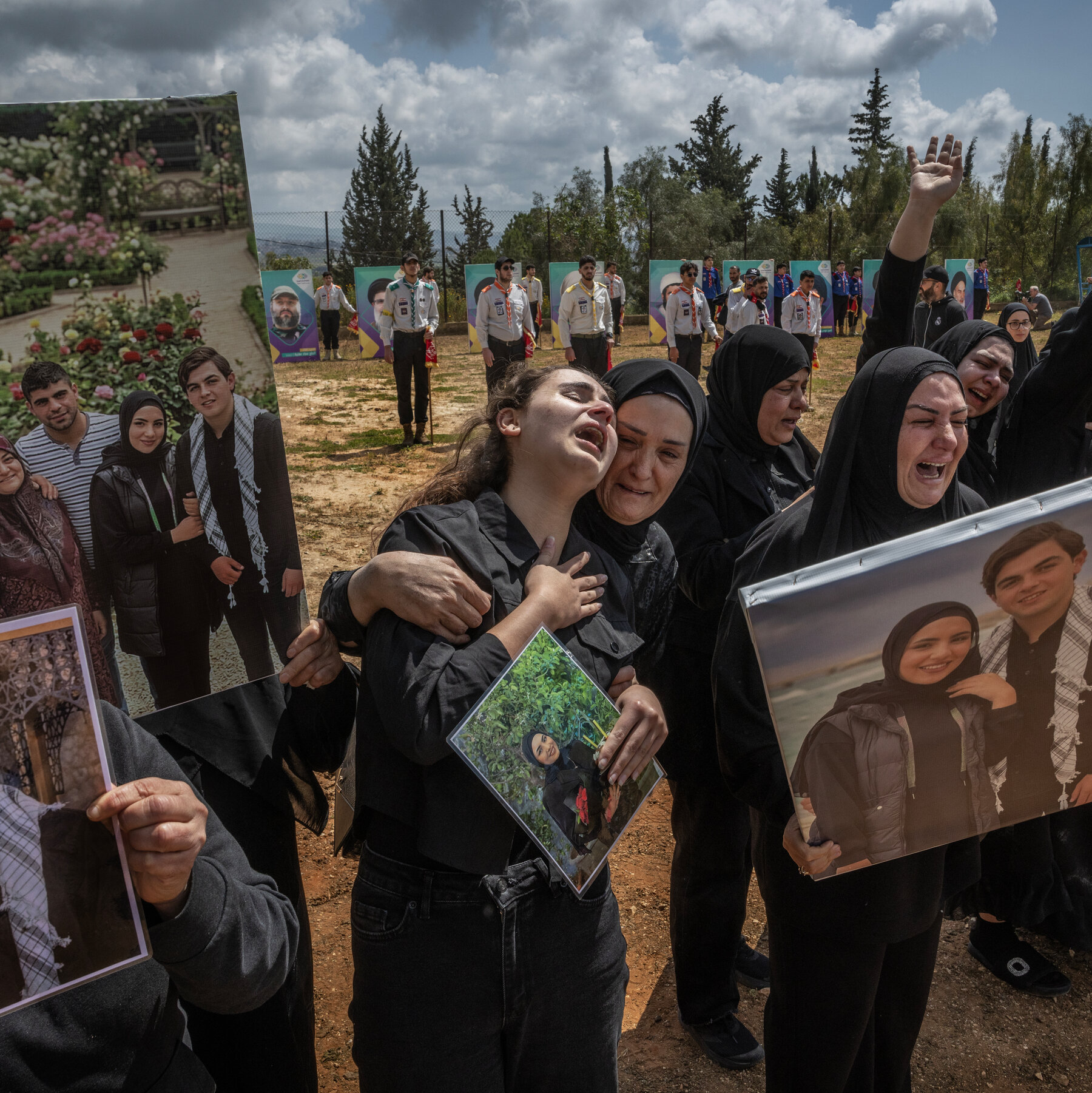 Warga di Ghaziyeh dengan pilu menggali kembali makam sementara orang-orang terkasih mereka, mencari ketenangan abadi di tengah ketenangan gencatan senjata.