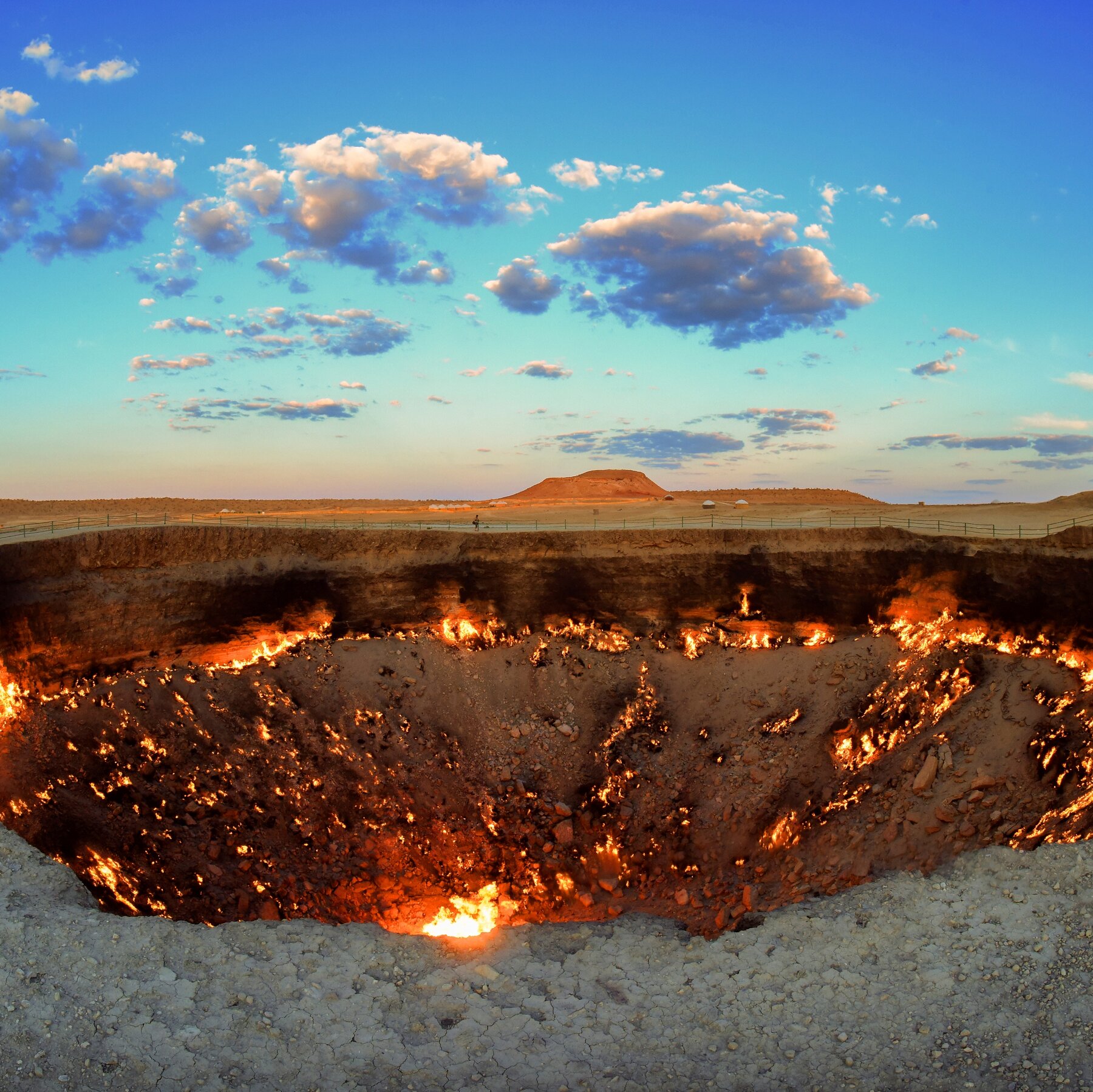 Kawah Gas Darvaza di Gurun Karakum, Turkmenistan, dikenal sebagai 'Gerbang Neraka', kini menunjukkan tanda-tanda keredupan setelah puluhan tahun membakar.