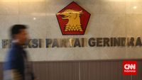 Ketua DPRD Kepulauan Riau, Iman Sutiawan, saat mengendarai motor besar tanpa helm dan SIM yang kemudian berujung pada sanksi partai dan sorotan publik.