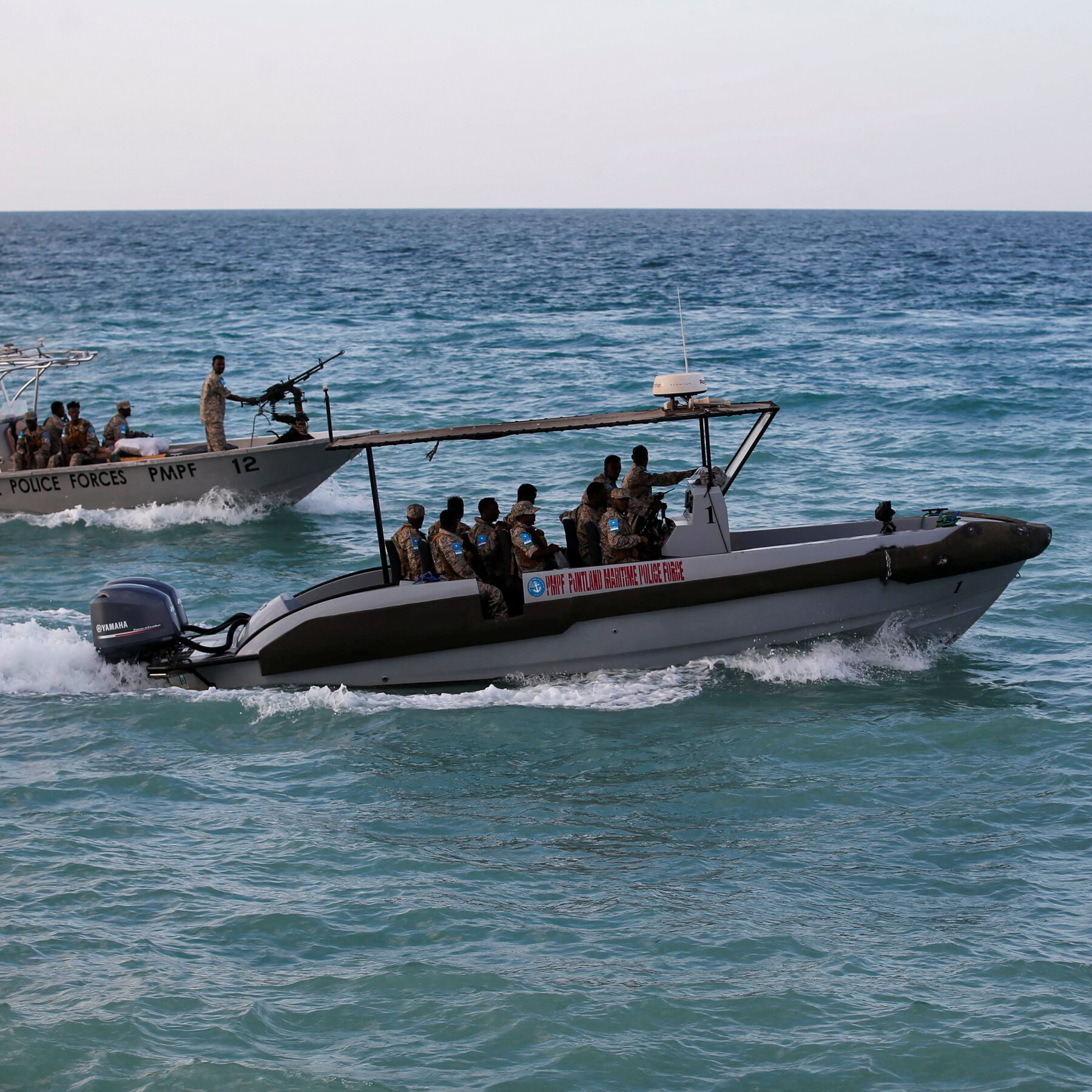 Kapal-kapal dagang berlayar melintasi Selat Bab el-Mandeb, jalur pelayaran vital yang kini diintai ancaman ganda dari serangan Houthi dan potensi kebangkitan bajak laut Somalia.