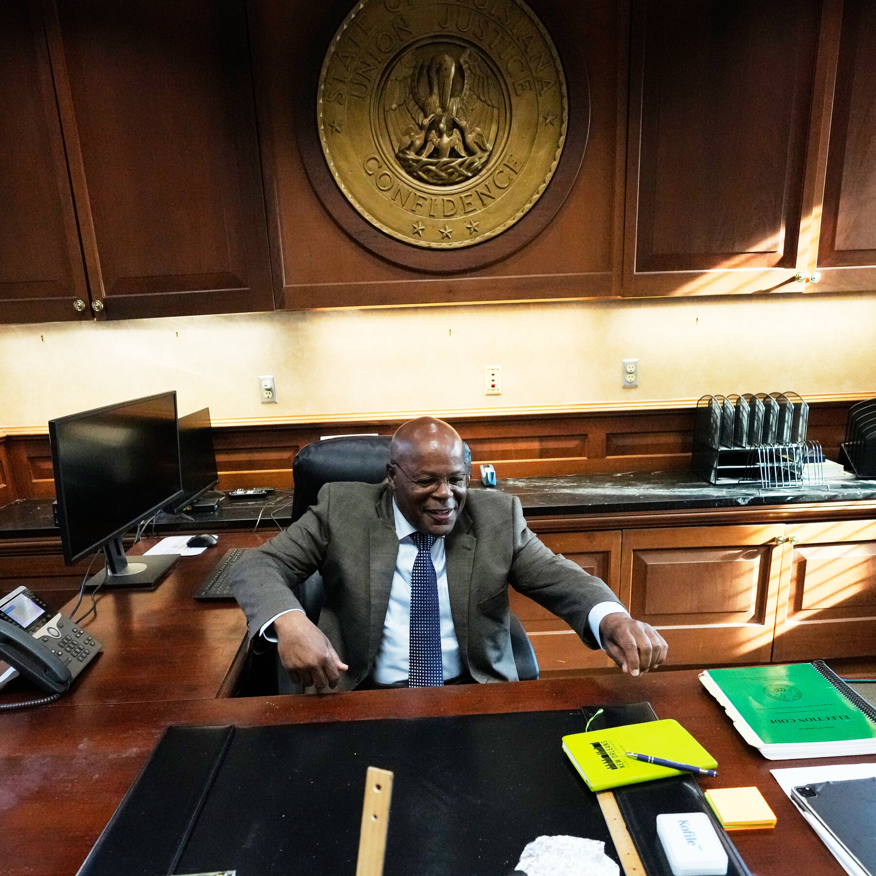 Calvin Duncan, mantan narapidana yang terpilih sebagai panitera pengadilan kriminal New Orleans, dicegah mengambil jabatannya oleh pengadilan federal.