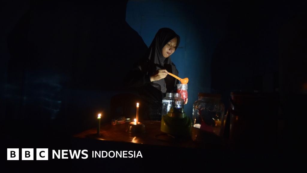 Ilustrasi kondisi gelap gulita di salah satu kota besar di Sumatra saat terjadi blackout listrik massal yang berdampak luas pada kehidupan masyarakat dan bisnis.