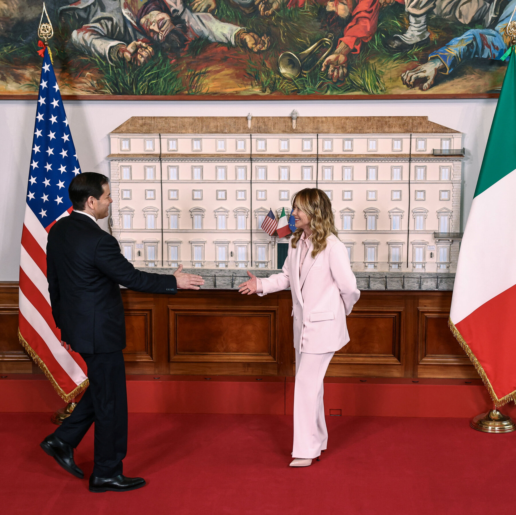 Senator Marco Rubio (kanan) saat tiba di Roma untuk membahas ketegangan hubungan AS-Italia. Kunjungan ini menyusul perseteruan publik antara mantan Presiden Trump dan PM Meloni.