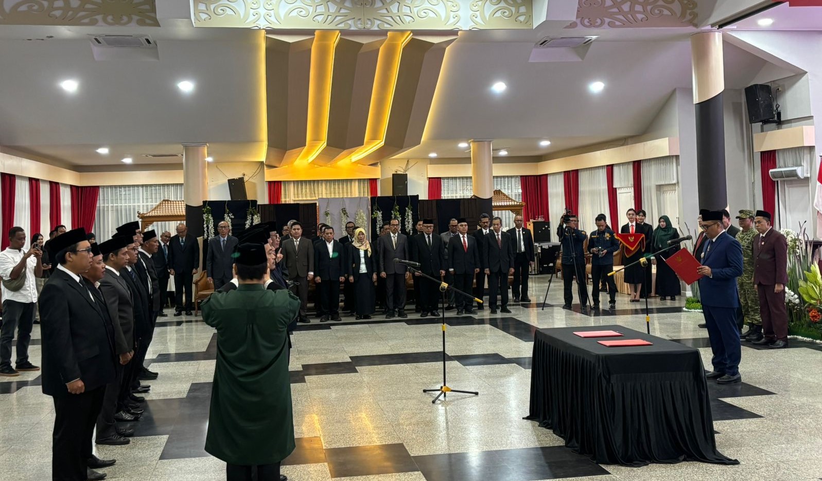 Bupati Kutai Kartanegara Aulia Rahman Basri (tengah) menyampaikan sambutan saat pelantikan pejabat tinggi pratama di Pendopo Odah Etam.