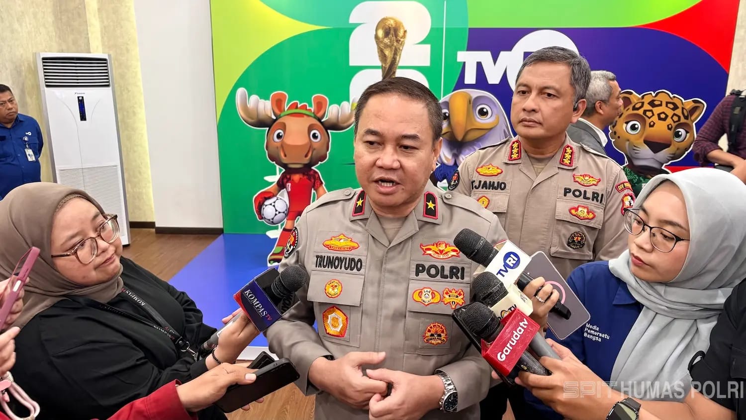 Petugas Kepolisian Negara Republik Indonesia (Polri) saat memberikan edukasi dan imbauan kepada masyarakat mengenai bahaya penipuan online dan kejahatan siber.
