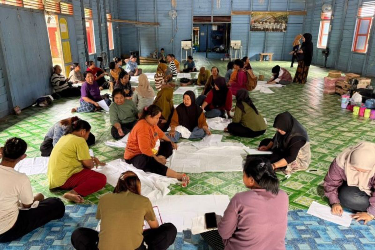 Aparatur desa di Kutai Kartanegara mengikuti sesi pelatihan untuk meningkatkan literasi statistik dan kemampuan pengelolaan data melalui Program Desa Cinta Statistik (Cantik).