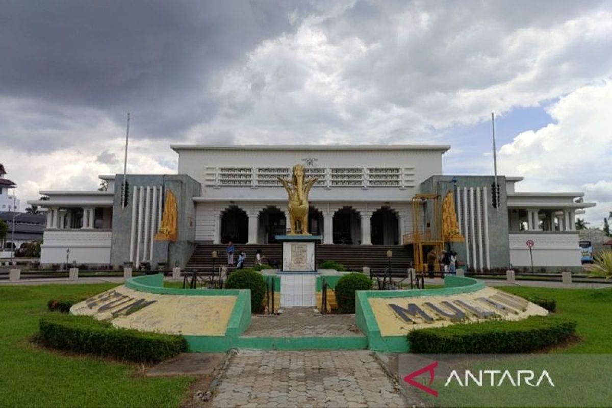 Visual silsilah enam kerajaan di Museum Mulawarman, Tenggarong, menarik minat sejarah masyarakat Kalimantan Timur.