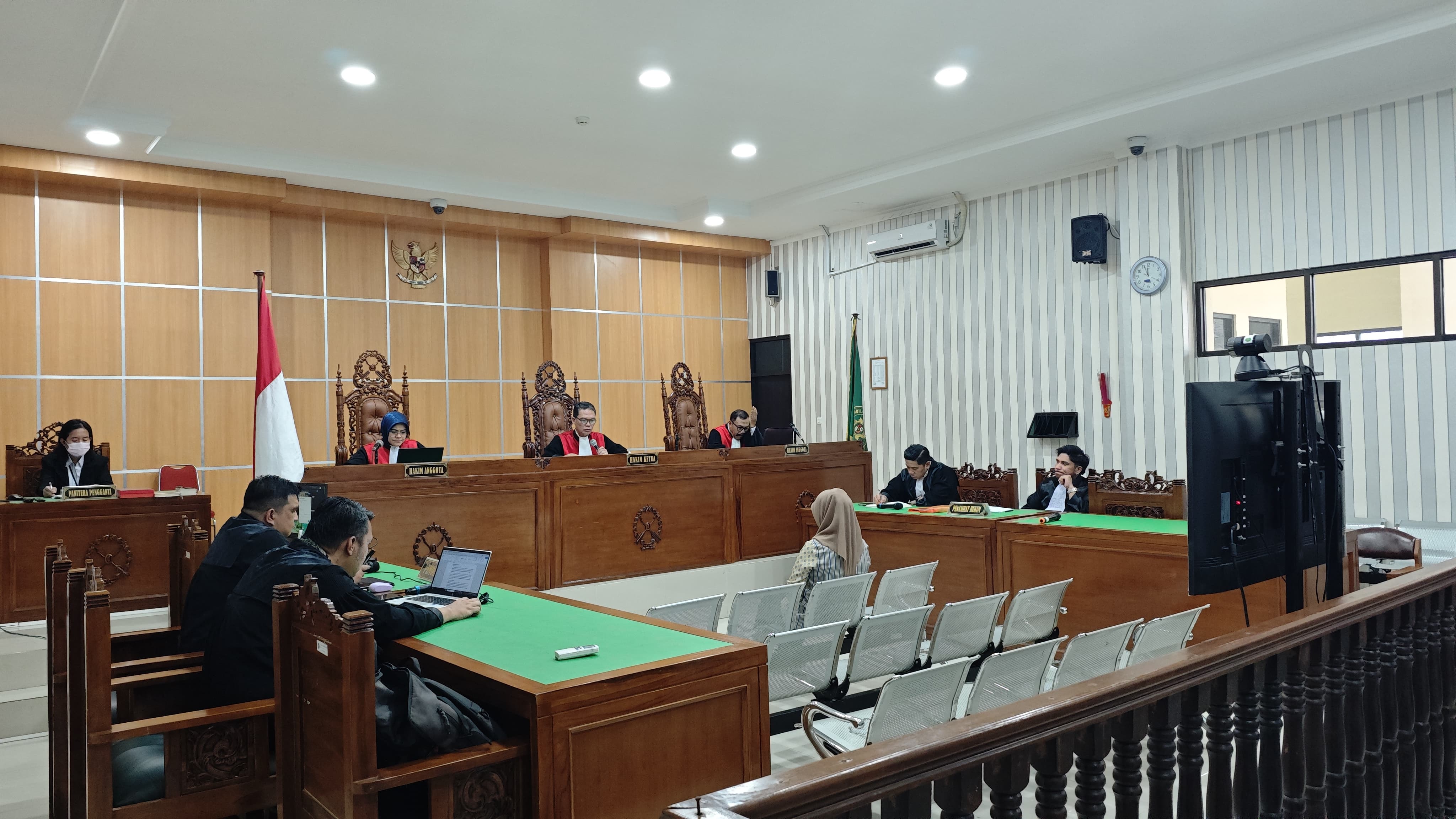 Dayang Donna Walfiaries Tania Faroek saat menjalani proses persidangan di Pengadilan Negeri Samarinda.