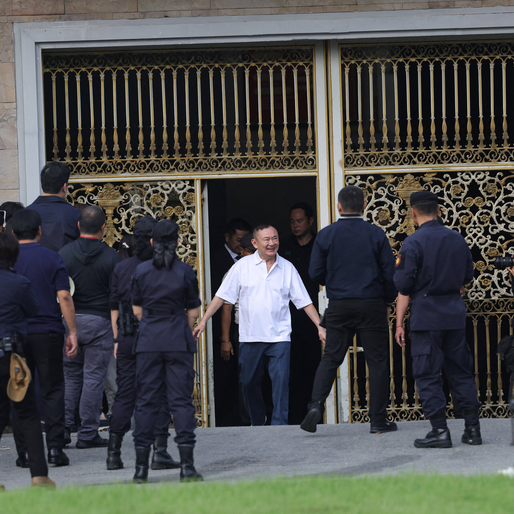 Mantan Perdana Menteri Thailand, Thaksin Shinawatra, pasca pembebasan dari masa tahanan, memicu spekulasi tentang arah politik negara.