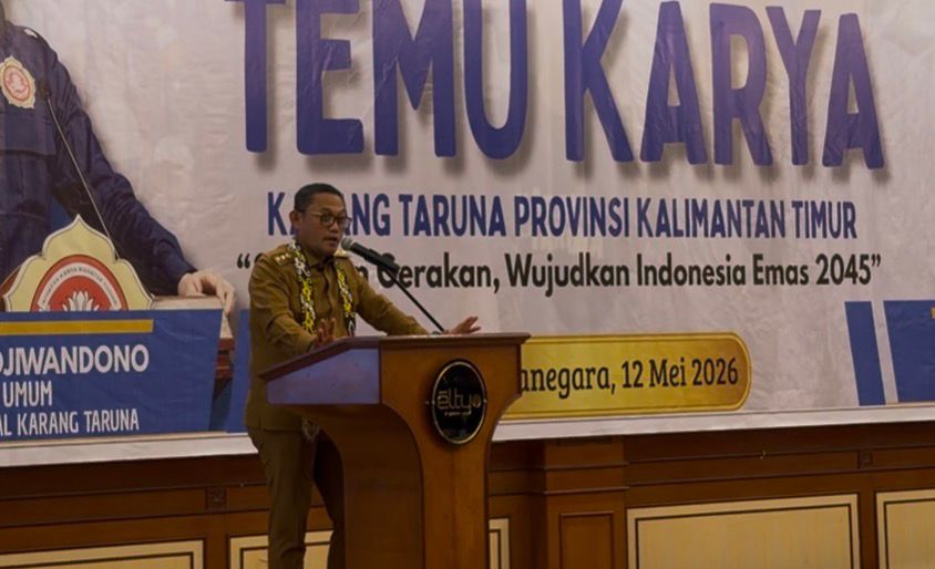 Seorang pekerja di lokasi pertambangan batu bara di Kalimantan Timur, wilayah yang terancam PHK massal akibat pembatasan produksi.