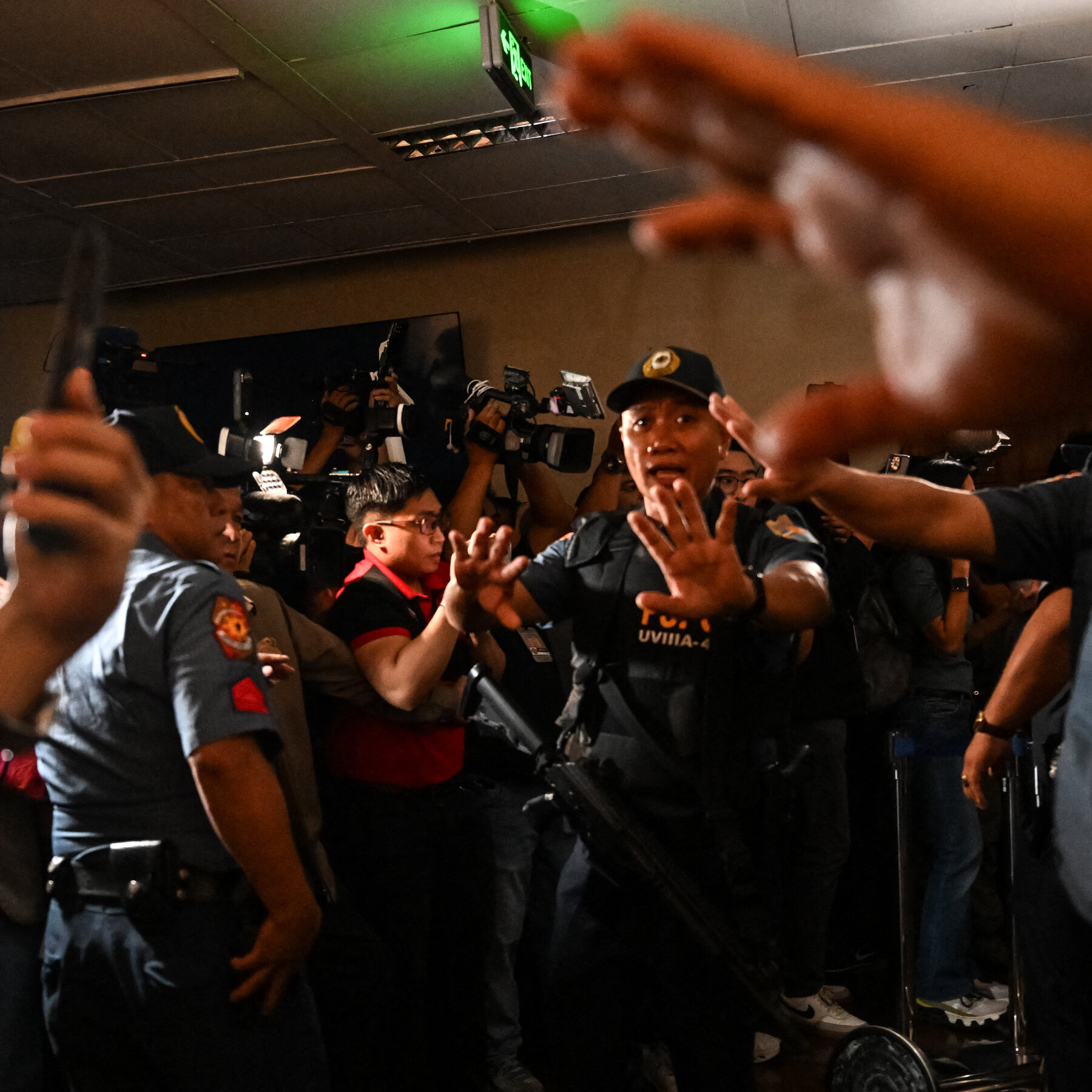 Potret suasana tegang di kompleks Senat Filipina menyusul insiden penangkapan dramatis seorang senator yang merupakan sekutu dekat mantan Presiden Rodrigo Duterte, di tengah sorotan publik dan media.