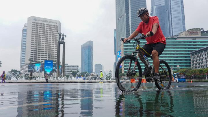 Warga menikmati suasana Car Free Day di Jalan Jenderal Sudirman, Jakarta, sebelum adanya pengumuman pembatalan sementara untuk memperingati Waisak.