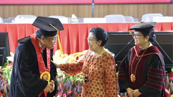 Megawati Soekarnoputri saat menyampaikan pandangannya mengenai pentingnya Pancasila sebagai jiwa hukum nasional.