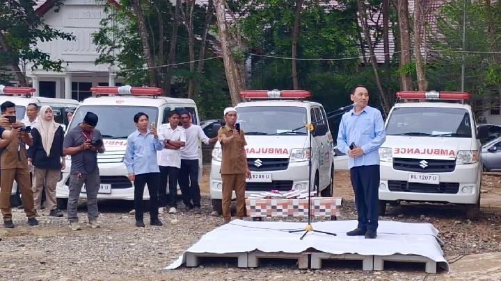 Petugas medis memeriksa salah satu unit ambulans baru yang disalurkan Kementerian Kesehatan, siap mendukung layanan darurat di Aceh Tamiang dan sekitarnya.