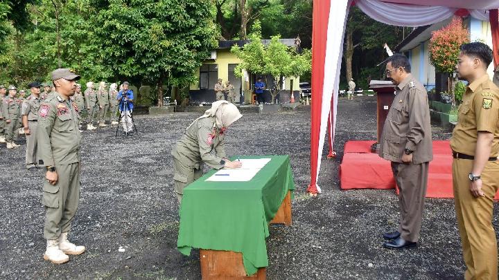 Bupati Asep Japar saat memberikan arahan kepada jajaran Satuan Polisi Pamong Praja (Satpol PP) agar menjalankan tugas dengan profesionalisme yang tegas dan berlandaskan humanisme di lapangan.